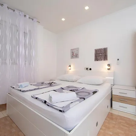 Fina Apartment *
